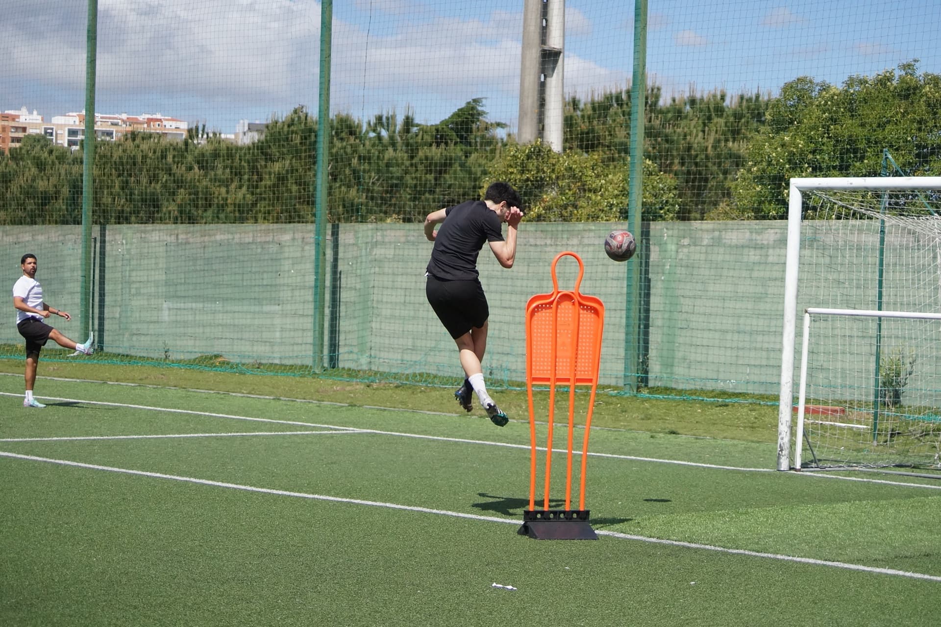 João Rangel a trabalhar no terreno com um jogador durante uma sessão de treino individual.